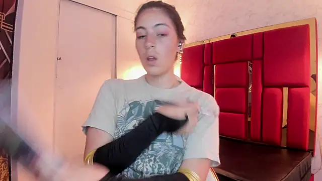 Snapshot of moon_winy chatting on 11.11.25 moon winy online show from 11.11.25