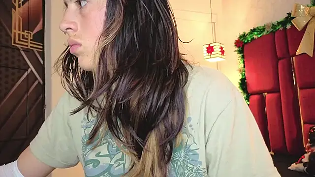 Snapshot of moon_winy chatting on 12.14.25 moon winy online show from 12.14.25