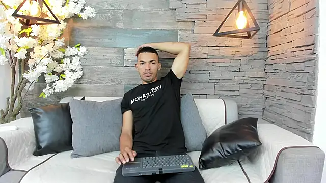 Snapshot of OwenPyerce chatting on 10.25.25 OwenPyerce online show from 10.25.25