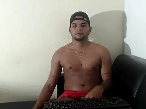 Snapshot of Charly_22cm chatting on 10.29.25 Charly 22cm online show from 10.29.25