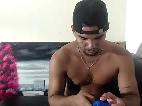 Snapshot of Charly_22cm chatting on 11.04.25 Charly 22cm online show from 11.04.25