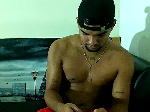 Snapshot of Charly_22cm chatting on 11.05.25 Charly 22cm online show from 11.05.25