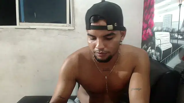 Snapshot of Charly_22cm chatting on 11.21.25 Charly 22cm online show from 11.21.25