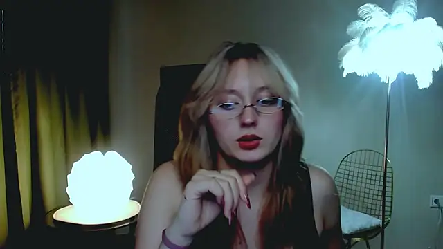 Snapshot of ScarlettScril chatting on 10.20.25 ScarlettScril online show from 10.20.25