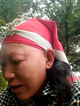 Snapshot of nui-show chatting on 10.30.25 nui-show online show from 10.30.25