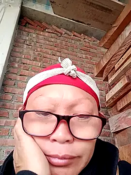 Snapshot of nui-show chatting on 11.13.25 nui-show online show from 11.13.25