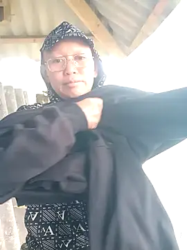 Snapshot of nui-show chatting on 11.20.25 nui-show online show from 11.20.25