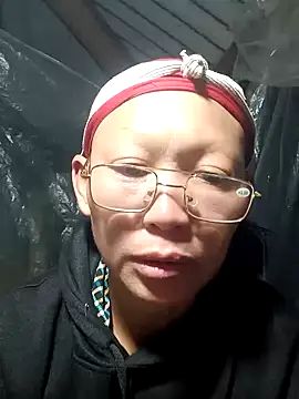 Snapshot of nui-show chatting on 11.21.25 nui-show online show from 11.21.25