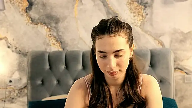 Snapshot of Chloewilldd chatting on 10.22.25 Chloewilldd online show from 10.22.25