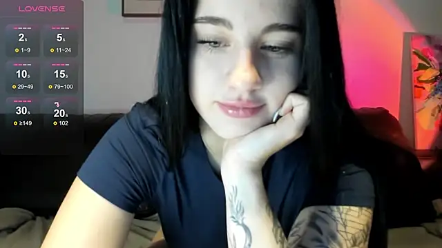 Snapshot of LexiSinnn chatting on 11.22.25 LexiSinnn online show from 11.22.25