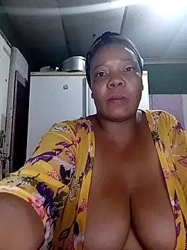 Snapshot of boobsqueenxo chatting on 11.16.25 boobsqueenxo online show from 11.16.25
