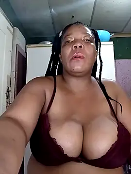 Snapshot of boobsqueenxo chatting on 11.20.25 boobsqueenxo online show from 11.20.25