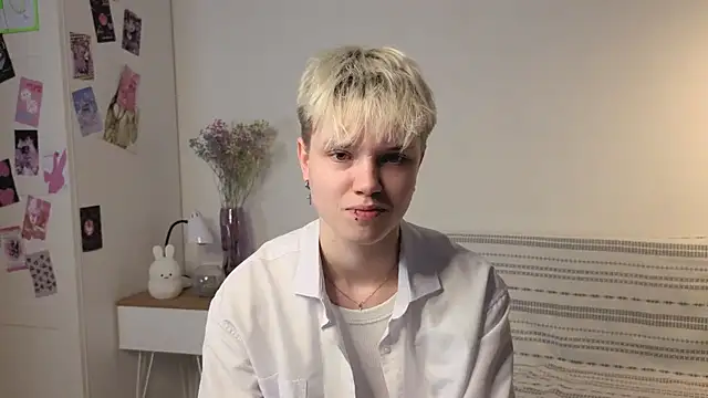 Snapshot of puffimini chatting on 10.18.25 puffimini online show from 10.18.25