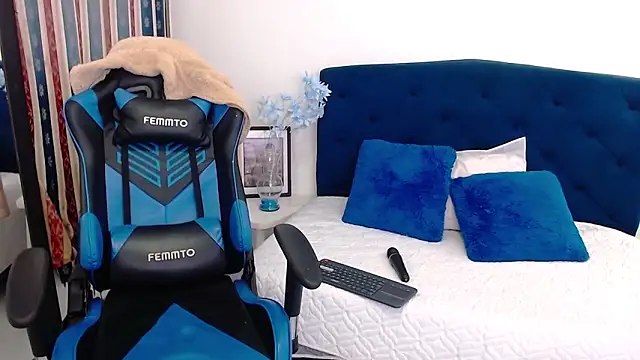 Snapshot of Scarlett_Glows1 chatting on 10.22.25 Scarlett Glows1 online show from 10.22.25