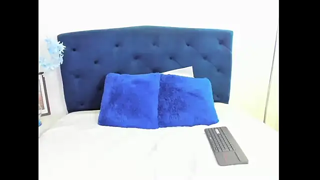 Snapshot of Scarlett_Glows1 chatting on 10.27.25 Scarlett Glows1 online show from 10.27.25