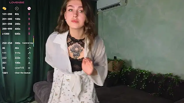 Snapshot of TinyMollys chatting on 10.30.25 TinyMollys online show from 10.30.25