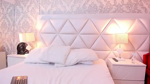 AnnyeWatson online show from 12.21.25