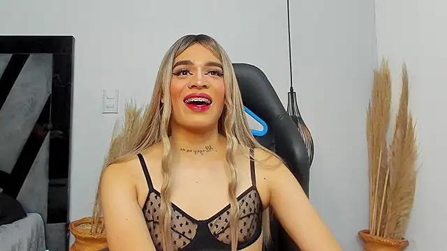 Amelia Brixton online show from 12.18.25