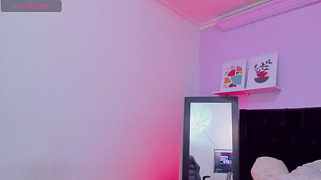 Amelia Brixton online show from 04.18.26