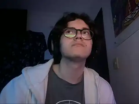 Snapshot of modelogustin chatting on 10.20.25 modelogustin online show from 10.20.25
