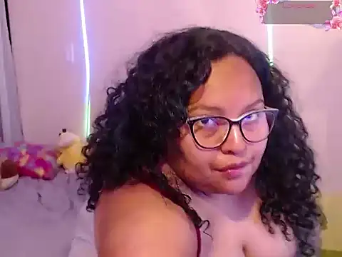 Snapshot of yvonne_jlove chatting on 11.21.25 yvonne jlove online show from 11.21.25