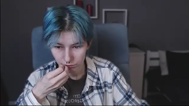 Snapshot of guitarandangell chatting on 10.23.25 guitarandangell online show from 10.23.25