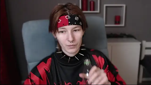 Snapshot of guitarandangell chatting on 12.17.25 guitarandangell online show from 12.17.25