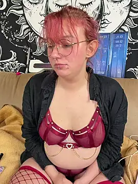 Snapshot of Onlymiasophie chatting on 11.18.25 Onlymiasophie online show from 11.18.25