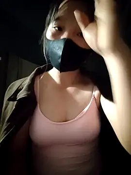 Snapshot of linh-miu99 chatting on 11.17.25 linh-miu99 online show from 11.17.25