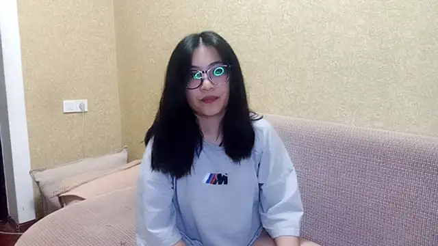 Snapshot of LinneaHyles chatting on 11.28.25 LinneaHyles online show from 11.28.25