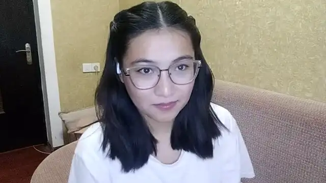 Snapshot of LinneaHyles chatting on 12.03.25 LinneaHyles online show from 12.03.25