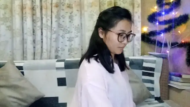 Snapshot of LinneaHyles chatting on 12.16.25 LinneaHyles online show from 12.16.25