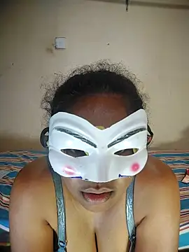 Snapshot of SL_queen1 chatting on 10.28.25 SL queen1 online show from 10.28.25