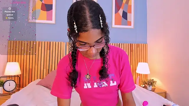 AuroraPinkk online show from 12.19.25