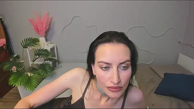 Snapshot of your__queen chatting on 10.19.25 your queen online show from 10.19.25