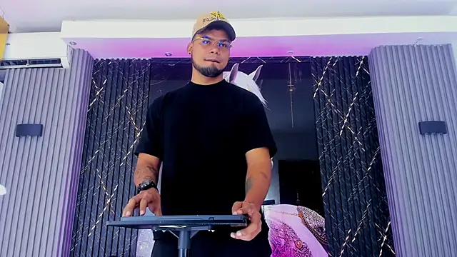 Snapshot of handsome_boys22 chatting on 11.20.25 handsome boys22 online show from 11.20.25