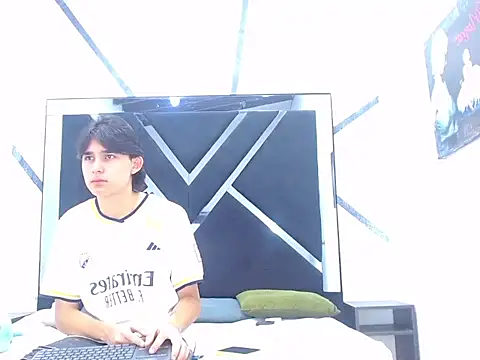 Snapshot of Tom_0001 chatting on 10.28.25 Tom 0001 online show from 10.28.25