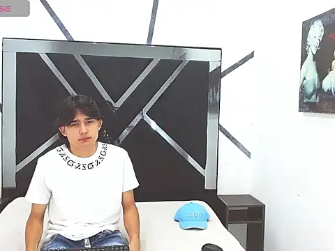 Snapshot of Tom_0001 chatting on 11.06.25 Tom 0001 online show from 11.06.25