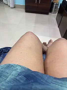 Snapshot of heenashai chatting on 11.19.25 heenashai online show from 11.19.25