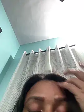 Snapshot of heenashai chatting on 12.18.25 heenashai online show from 12.18.25