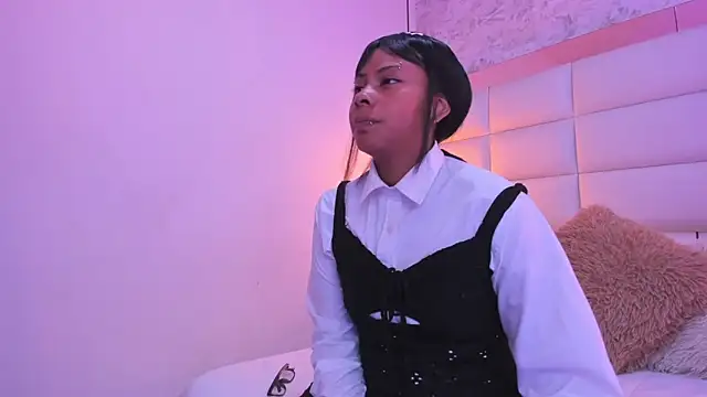 Snapshot of Sofia_clk chatting on 11.25.25 Sofia clk online show from 11.25.25