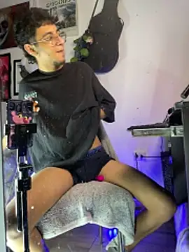 Snapshot of lukaOnline_ chatting on 10.25.25 lukaOnline online show from 10.25.25