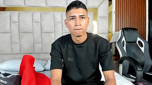 Snapshot of Emiliano_Reyes chatting on 11.15.25 Emiliano Reyes online show from 11.15.25