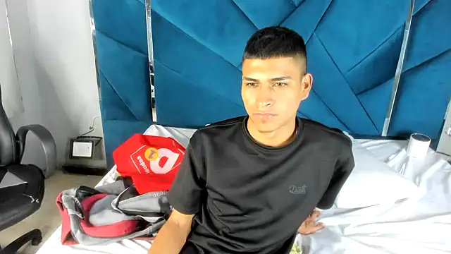 Snapshot of Emiliano_Reyes chatting on 11.19.25 Emiliano Reyes online show from 11.19.25