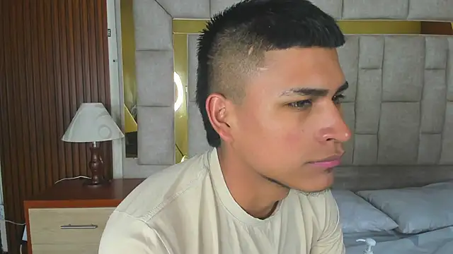 Snapshot of Emiliano_Reyes chatting on 12.04.25 Emiliano Reyes online show from 12.04.25