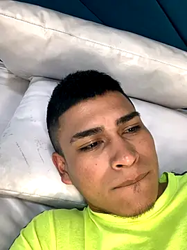 Snapshot of Emiliano_Reyes chatting on 12.05.25 Emiliano Reyes online show from 12.05.25