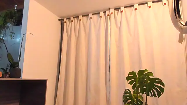 Snapshot of valeriahornier chatting on 04.30.26 valeriahornier online show from 04.30.26