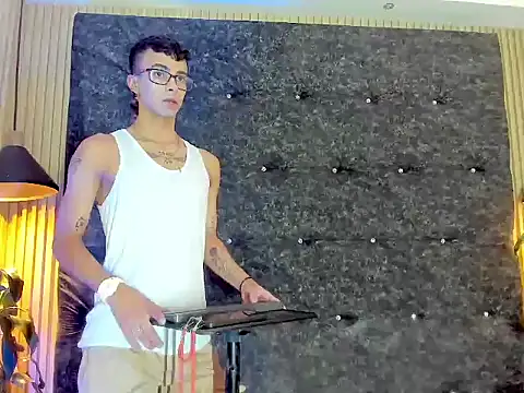 Snapshot of the_fenix_boy chatting on 10.23.25 the fenix boy online show from 10.23.25