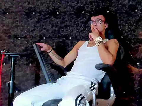 Snapshot of the_fenix_boy chatting on 11.05.25 the fenix boy online show from 11.05.25