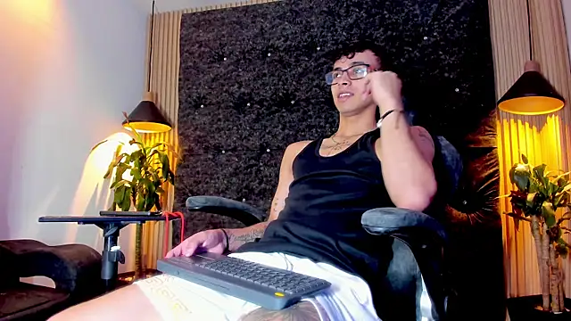 Snapshot of the_fenix_boy chatting on 11.06.25 the fenix boy online show from 11.06.25